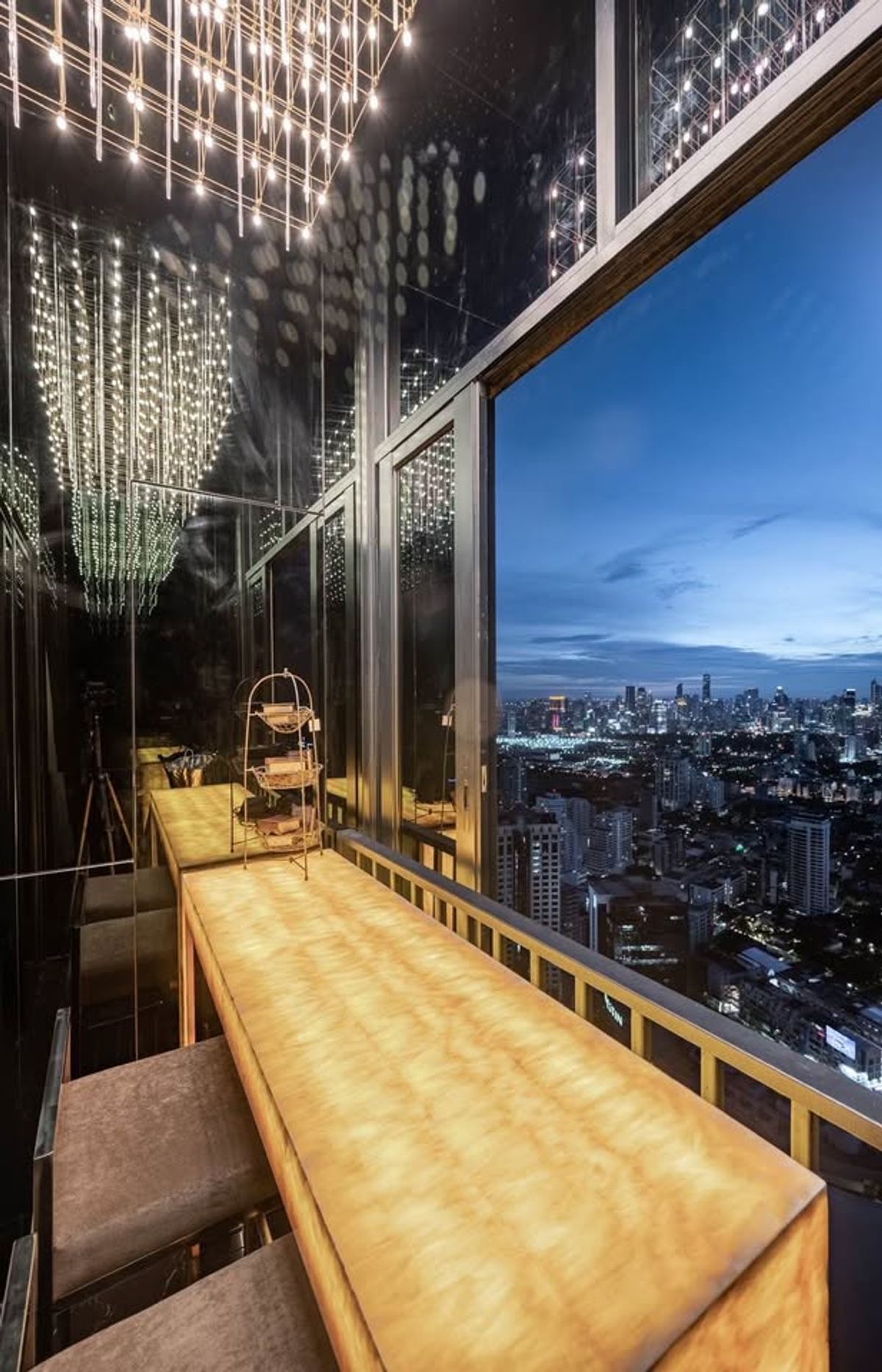 For RentCondoSukhumvit, Asoke, Thonglor : Stunning View high floor 1-Bedroom Condo for Rent