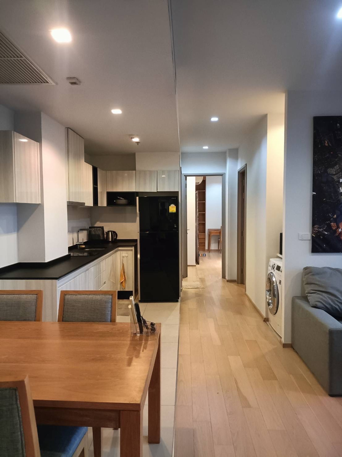 For RentCondoSukhumvit, Asoke, Thonglor : The HQ Thonglor condo is convenient to travel near the BTS train. There is a beautiful shuttle room.