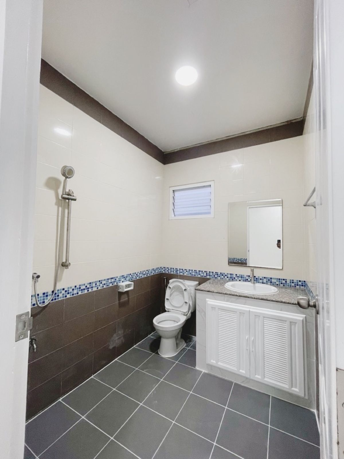 ขายพิษณุโลก : ขายบ้านแฝดรีโนเวทใหม่ ราคาดีมาก ต.หัวรอ ในเมืองพิษณุโลก ใกล้เซเว่น โลตัส บิ๊กซี ไทยแอร์โร 