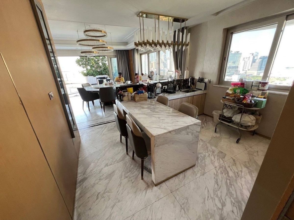 For SaleCondoSukhumvit, Asoke, Thonglor : Urgent sale 📌 Le raffine Sukhumvit 24, big room in the heart of Sukhumvit Duplex 371 SQ.M 3 Bed 5 Bath, with only 50 MB. Contact 086-795-9997.