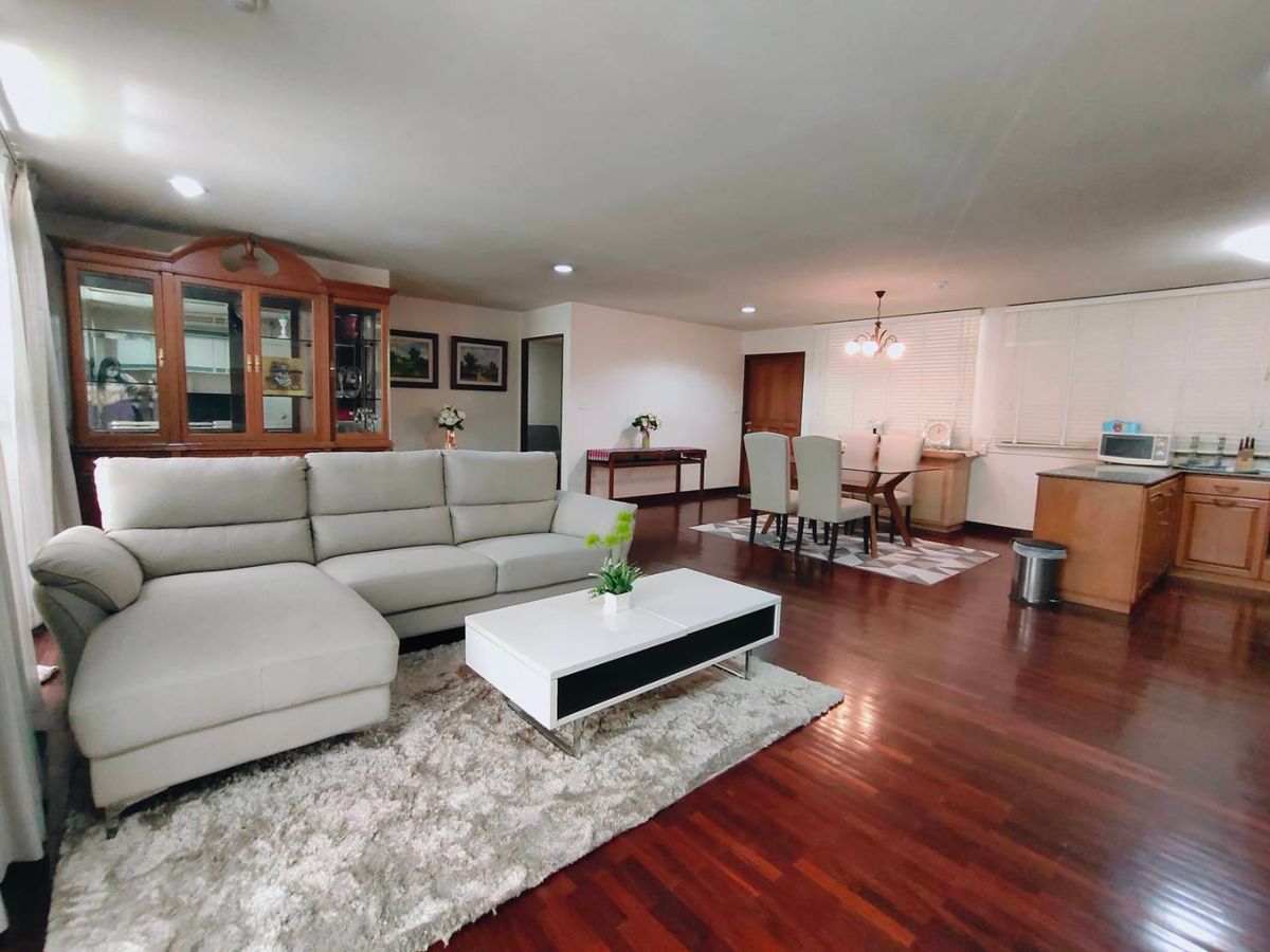 For RentCondoSukhumvit, Asoke, Thonglor : Low Rise Condo - Rent at Baan Chan Condo Near BTS THONGLOR Size: 135 SQM Type: 3 Beds 2 Baths Floor: 3th Floor, Building B Status: Fully Furnished / Ready to Move in. Price