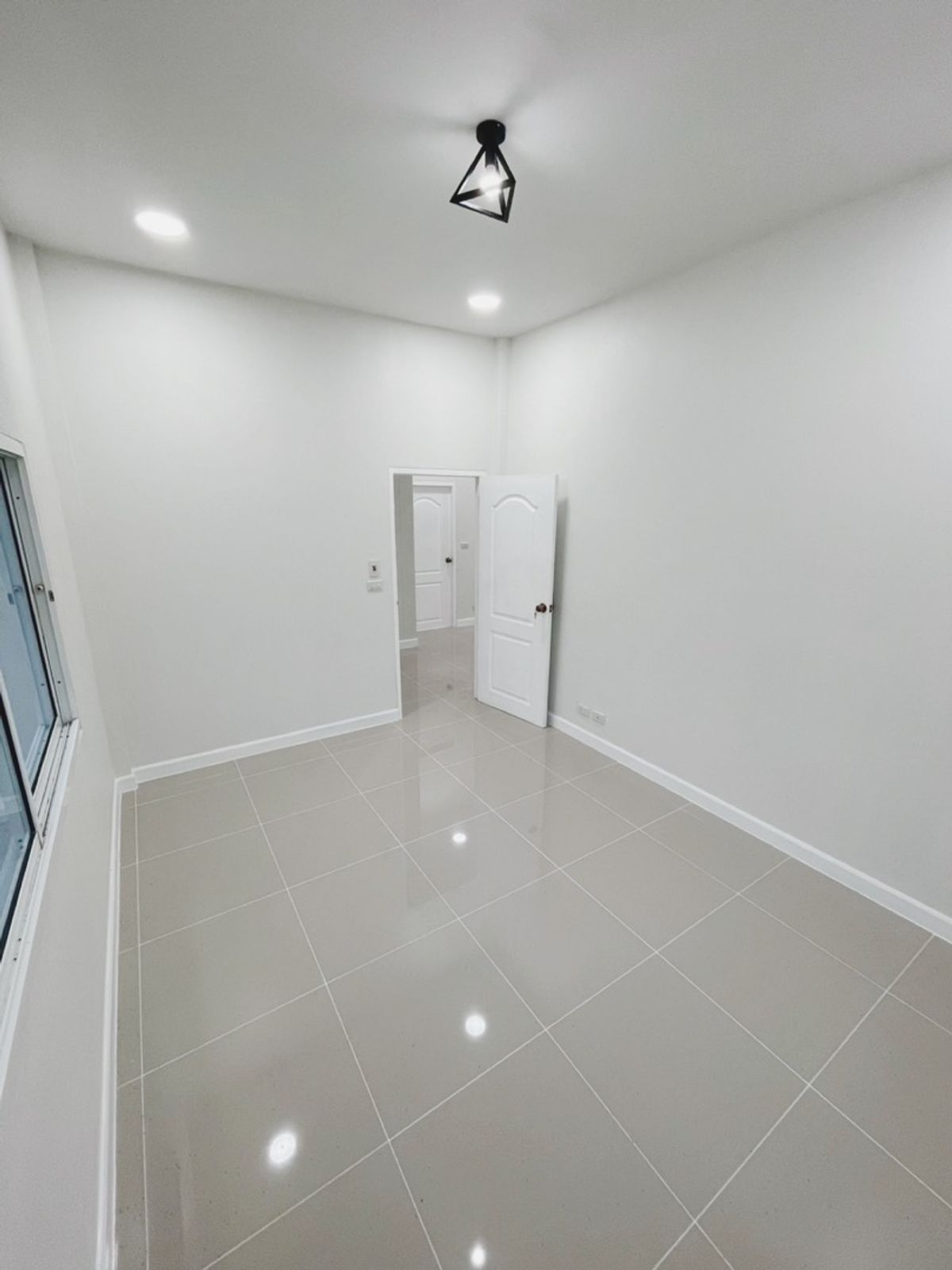 ขายพิษณุโลก : ขายบ้านแฝดรีโนเวทใหม่ ราคาดีมาก ต.หัวรอ ในเมืองพิษณุโลก ใกล้เซเว่น โลตัส บิ๊กซี ไทยแอร์โร 