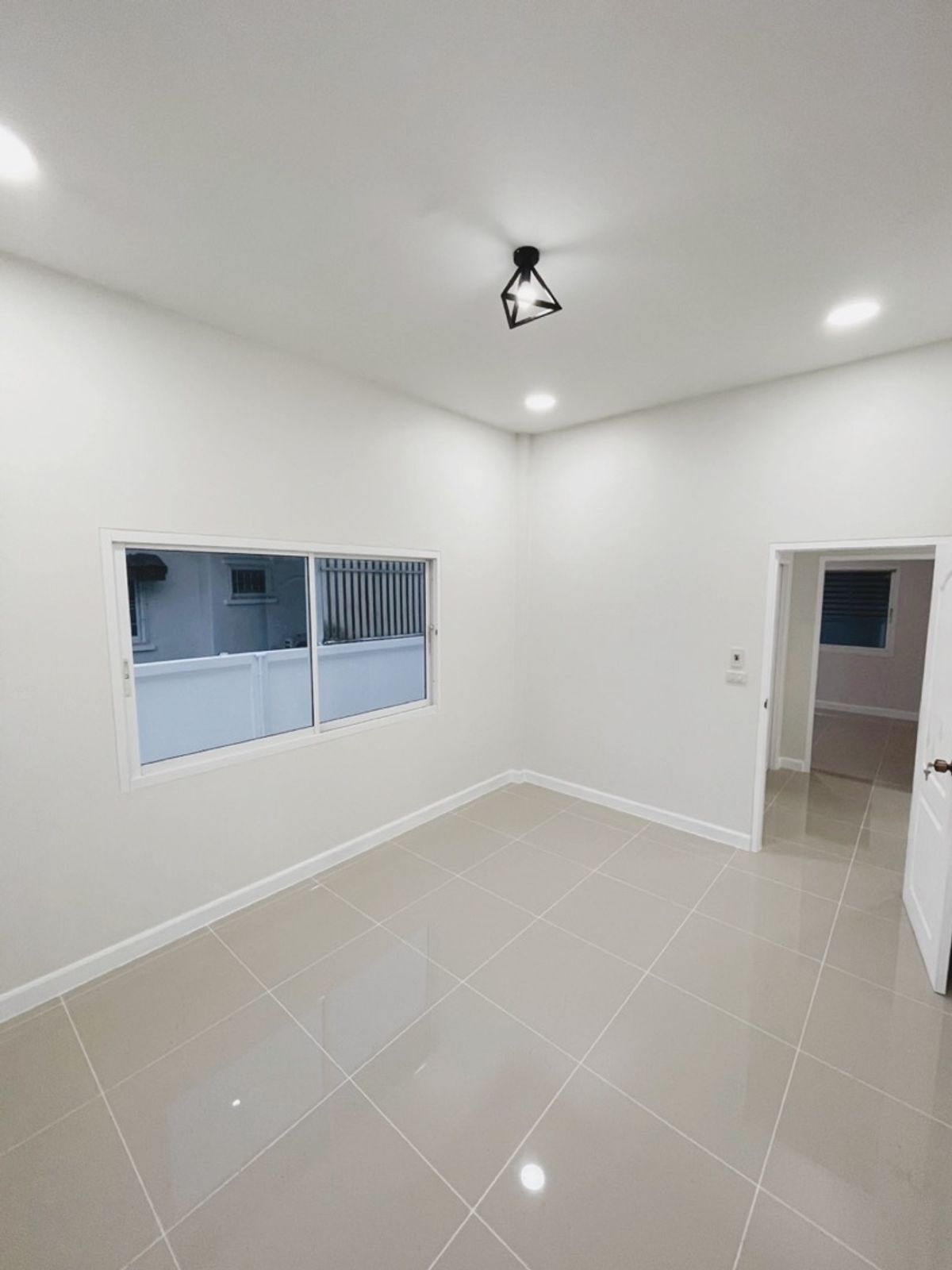 ขายพิษณุโลก : ขายบ้านแฝดรีโนเวทใหม่ ราคาดีมาก ต.หัวรอ ในเมืองพิษณุโลก ใกล้เซเว่น โลตัส บิ๊กซี ไทยแอร์โร 