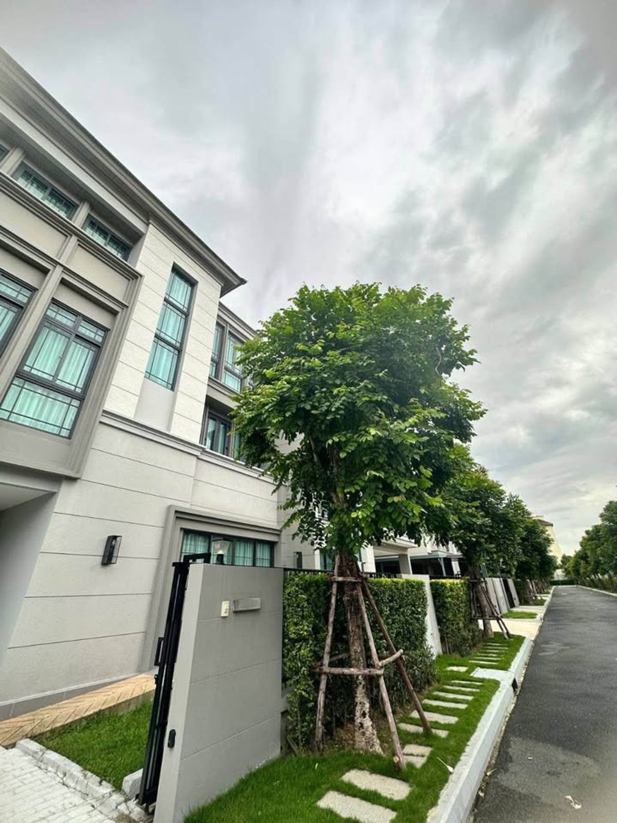 For RentPattanakan, Srinakarin : RH091125 Luxury Duplex Home for Rent, 3-Story, 4 Bedrooms, THE SONNE Srinakarin-Bangna