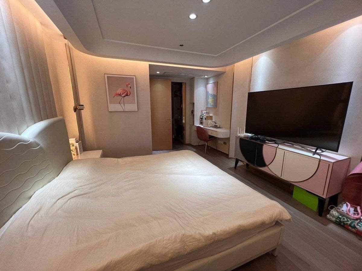 For SaleCondoSukhumvit, Asoke, Thonglor : Urgent sale 📌 Le raffine Sukhumvit 24, big room in the heart of Sukhumvit Duplex 371 SQ.M 3 Bed 5 Bath, with only 50 MB. Contact 086-795-9997.