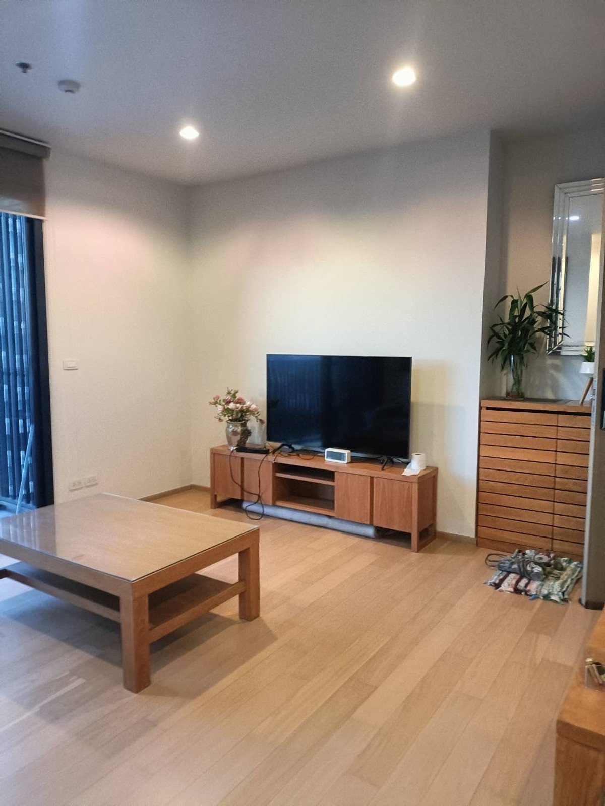 For RentCondoSukhumvit, Asoke, Thonglor : The HQ Thonglor condo is convenient to travel near the BTS train. There is a beautiful shuttle room.