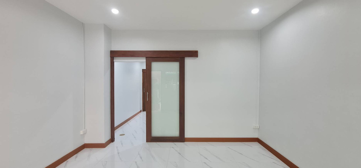 ขายทาวน์โฮมมีนบุรี-ร่มเกล้า : บ้านทาวน์เฮ้าส์ 2 ชั้น รีโนเวทใหม่สไตล์มินิมอล ทำเลรามคำแหง 106 ใกล้ MRTสัมมากร