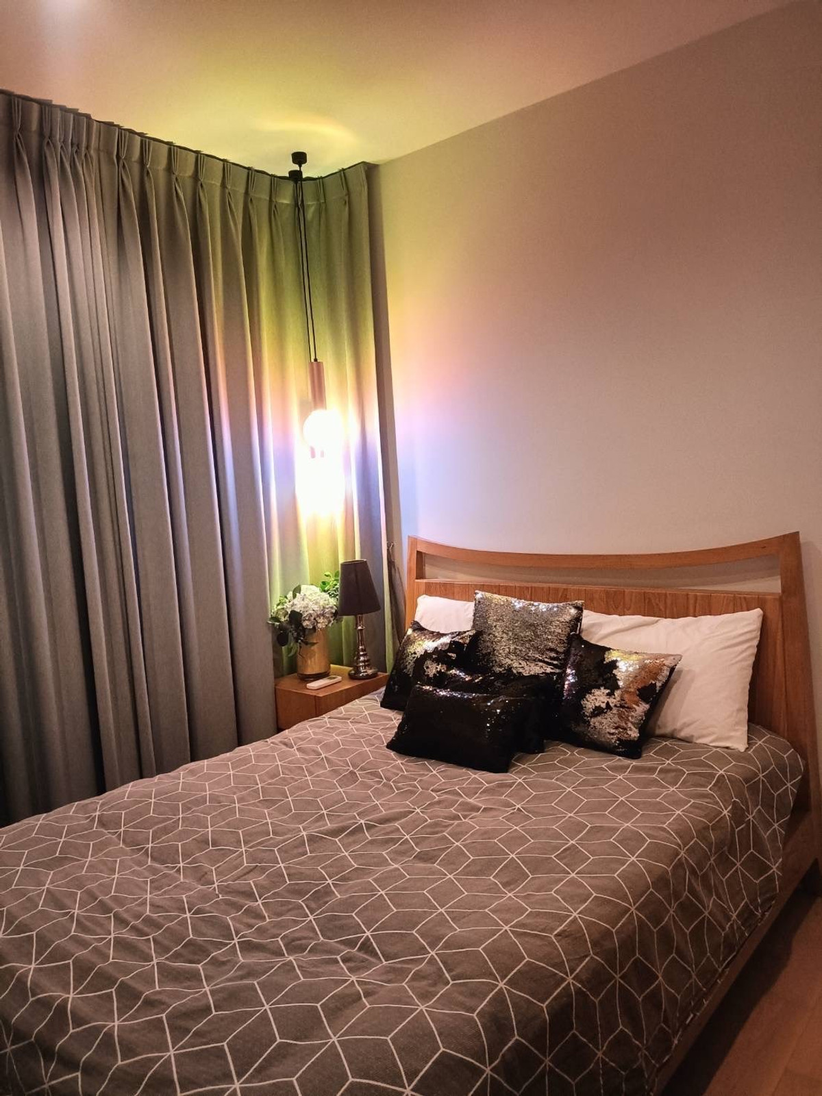 For RentCondoSukhumvit, Asoke, Thonglor : The HQ Thonglor condo is convenient to travel near the BTS train. There is a beautiful shuttle room.