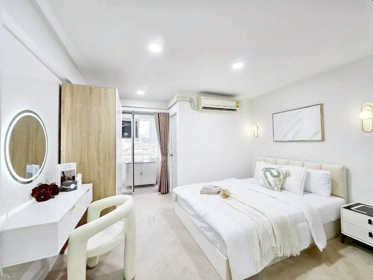 For SaleCondoRatchadapisek, Huaikwang, Suttisan : Condo for sale in Ratchada City