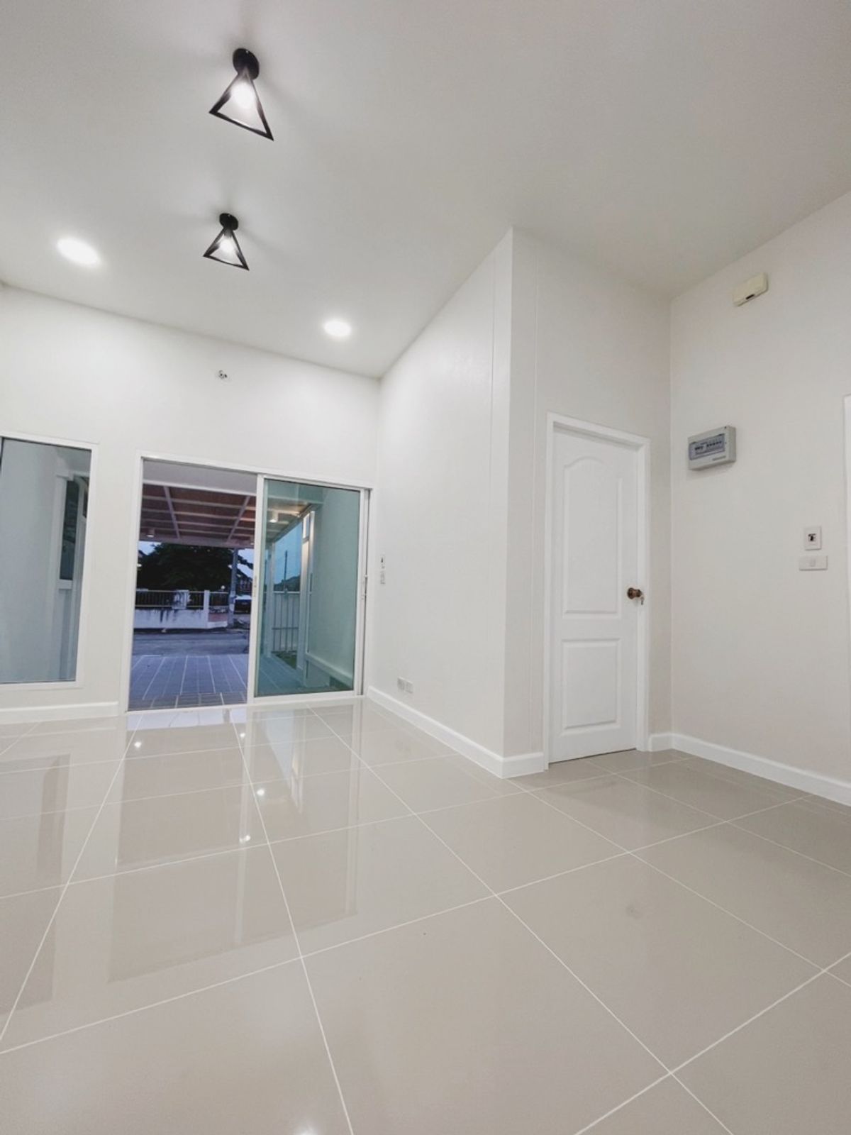 ขายพิษณุโลก : ขายบ้านแฝดรีโนเวทใหม่ ราคาดีมาก ต.หัวรอ ในเมืองพิษณุโลก ใกล้เซเว่น โลตัส บิ๊กซี ไทยแอร์โร 