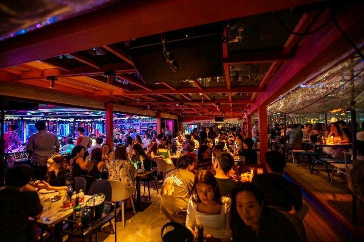 เซ้งร้านค้า/ตลาดนัดสีลม ศาลาแดง บางรัก : เซ้ง Pub & Restaurant + Rooftop Bar สีลม