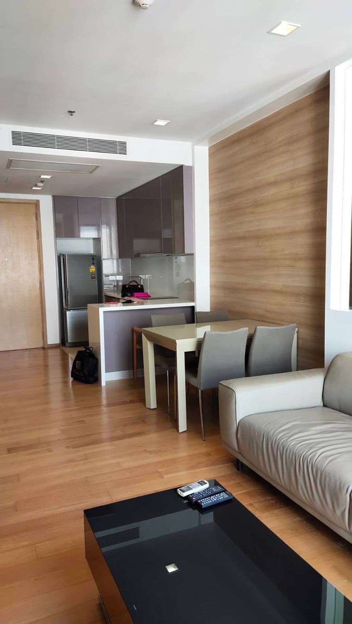 CondoNana, North Nana,Sukhumvit13, Soi Nana : The Hyde Sukhumvit 13 condo is convenient to travel near the BTS Skytrain. There is a beautiful room shuttle, fully furnished !!