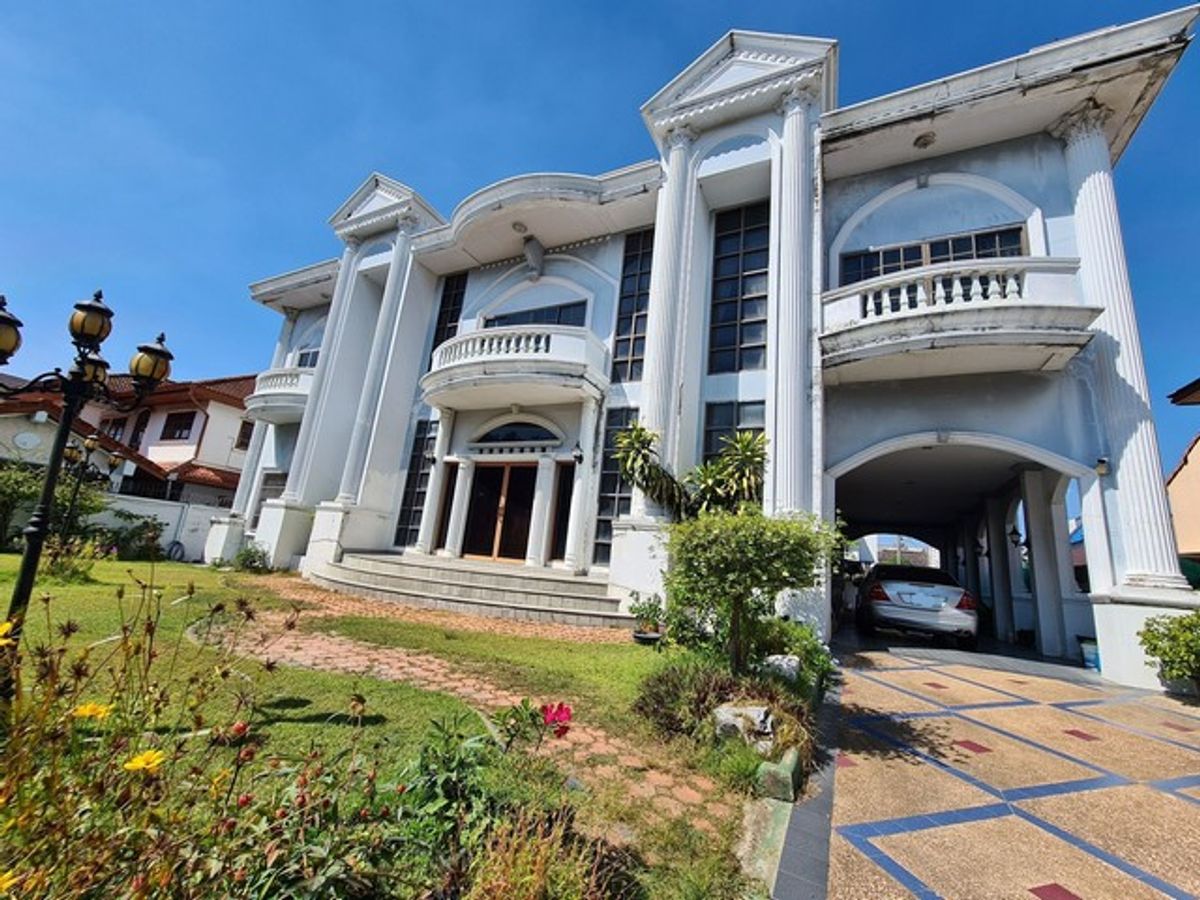 For SaleHouseKasetsart, Ratchayothin : HR2870 Urgent sale, 3 -story detached house, Por. Thanaiwet Village, Senanikom Road 1 Soi 28, suitable location
