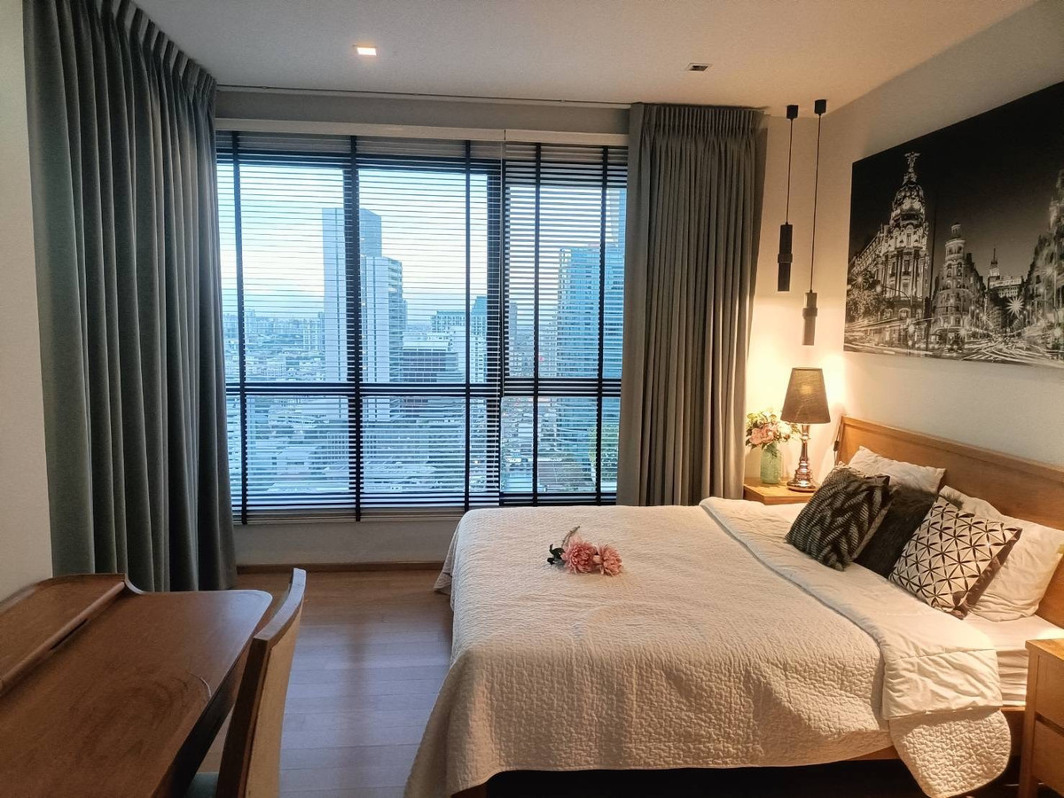 For RentCondoSukhumvit, Asoke, Thonglor : The HQ Thonglor condo is convenient to travel near the BTS train. There is a beautiful shuttle room.