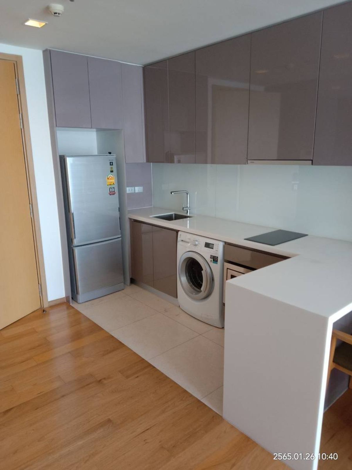 CondoNana, North Nana,Sukhumvit13, Soi Nana : The Hyde Sukhumvit 13 condo is convenient to travel near the BTS Skytrain. There is a beautiful room shuttle, fully furnished !!