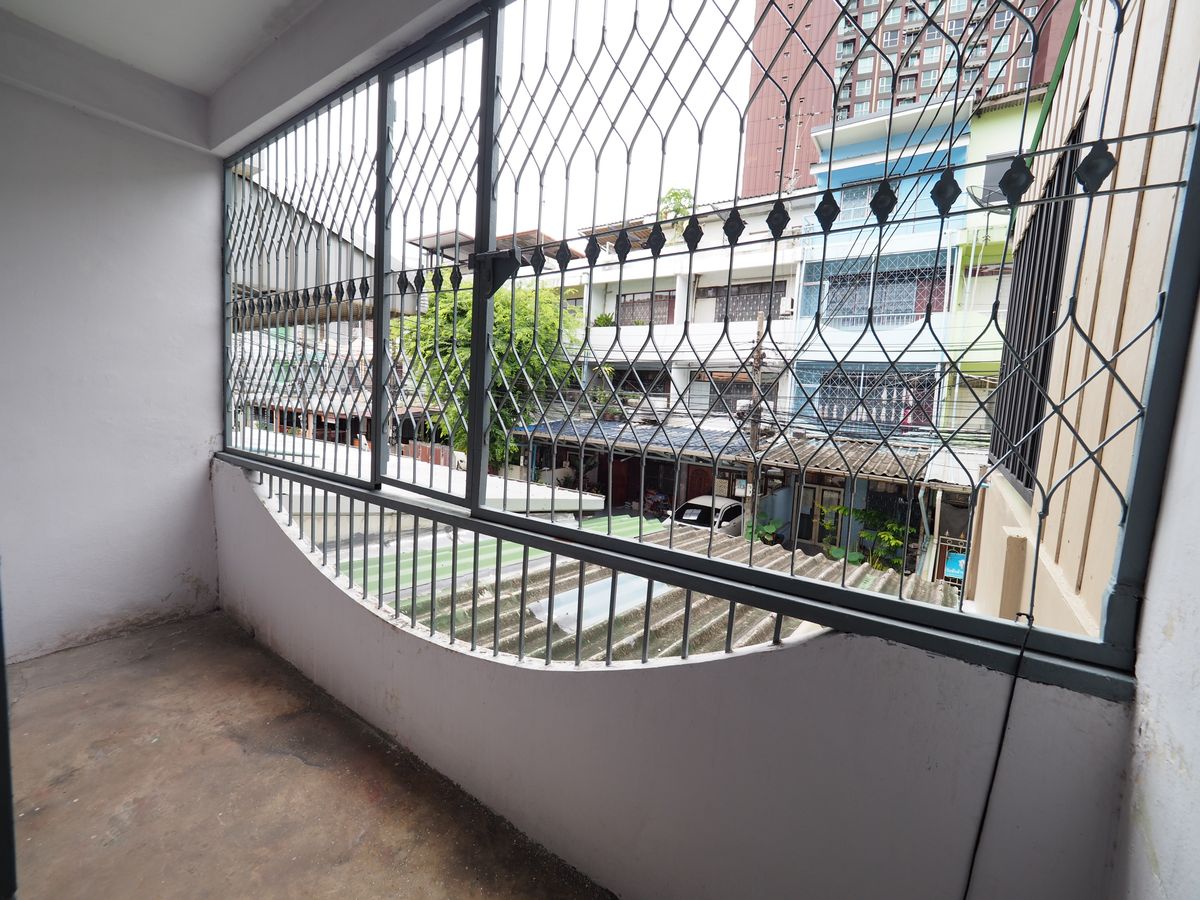 ขายทาวน์โฮมพระราม 3 สาธุประดิษฐ์ : ทาวน์เฮาส์ 4 ชั้นพร้อมอยู่ติดถนนหลักสาธุประดิษฐ์