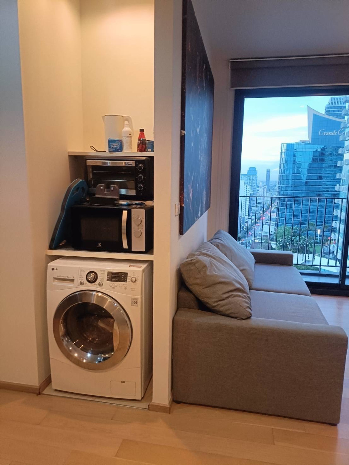 For RentCondoSukhumvit, Asoke, Thonglor : The HQ Thonglor condo is convenient to travel near the BTS train. There is a beautiful shuttle room.