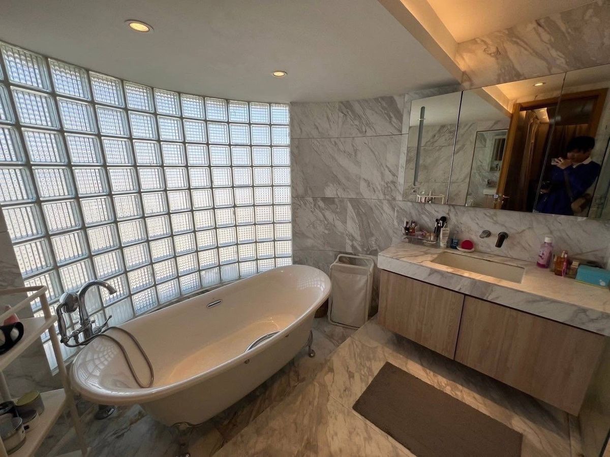 For SaleCondoSukhumvit, Asoke, Thonglor : Urgent sale 📌 Le raffine Sukhumvit 24, big room in the heart of Sukhumvit Duplex 371 SQ.M 3 Bed 5 Bath, with only 50 MB. Contact 086-795-9997.