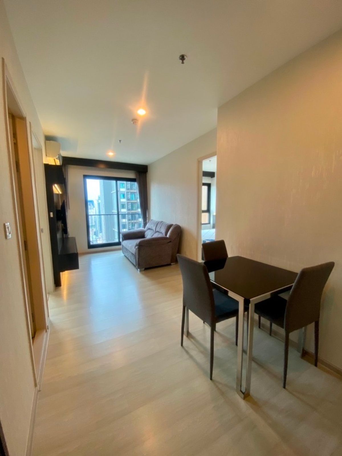 ให้เช่าคอนโดพระราม 9 เพชรบุรีตัดใหม่ RCA : 🌟 Life Asoke 🏢 คอนโดใจกลางเมือง 2 ห้องนอน Fully Furnished 📍 1 นาทีถึง MRT & Airport Link 💰ค่าเช่า 32,000฿/เดือน