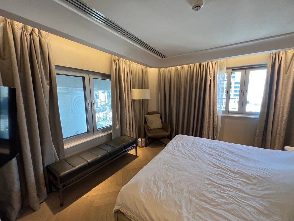 For SaleCondoSukhumvit, Asoke, Thonglor : Urgent sale 📌 Le raffine Sukhumvit 24, big room in the heart of Sukhumvit Duplex 371 SQ.M 3 Bed 5 Bath, with only 50 MB. Contact 086-795-9997.