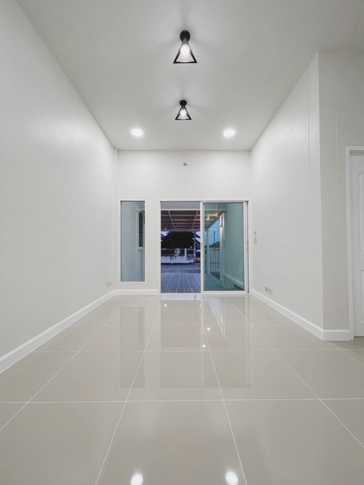 ขายพิษณุโลก : ขายบ้านแฝดรีโนเวทใหม่ ราคาดีมาก ต.หัวรอ ในเมืองพิษณุโลก ใกล้เซเว่น โลตัส บิ๊กซี ไทยแอร์โร 