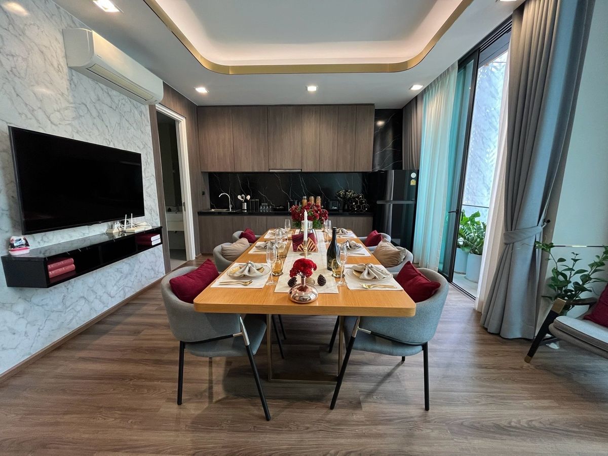 For SaleHome OfficeRamkhamhaeng, Hua Mak : 5 -storey home office for sale with private elevators in Ramkhamhaeng area with 6 parking spaces. Very good location, near Thonglor International School, Ekkamai, Golf Course, Sports Investment Camp today. Worth the long -term. Will buy and rent Or is it 