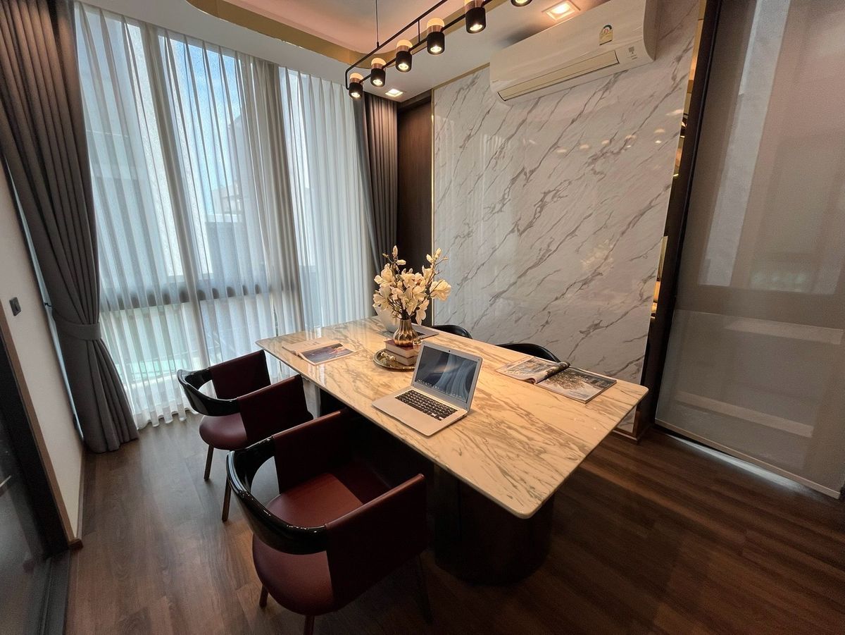 For SaleHome OfficeRamkhamhaeng, Hua Mak : 5 -storey home office for sale with private elevators in Ramkhamhaeng area with 6 parking spaces. Very good location, near Thonglor International School, Ekkamai, Golf Course, Sports Investment Camp today. Worth the long -term. Will buy and rent Or is it 