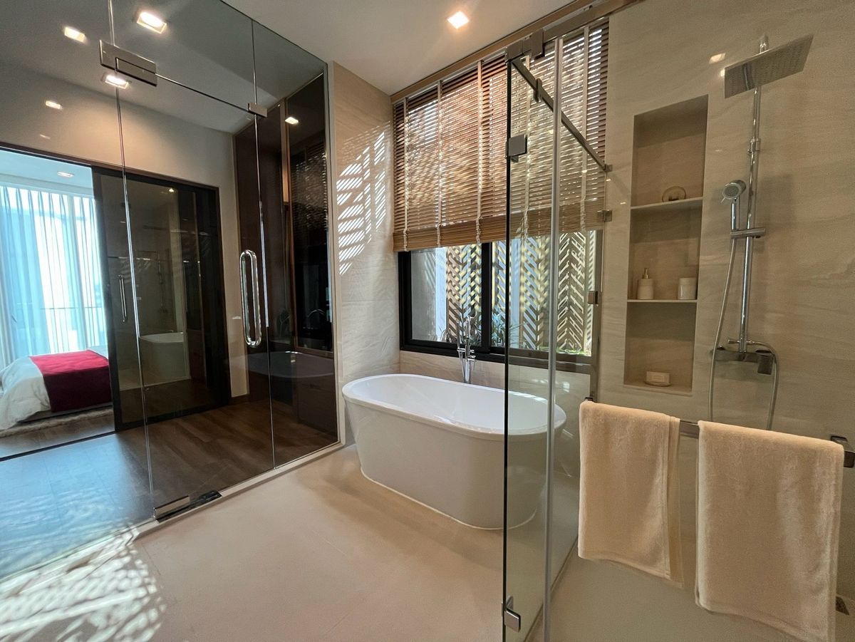 For SaleHome OfficeRamkhamhaeng, Hua Mak : 5 -storey home office for sale with private elevators in Ramkhamhaeng area with 6 parking spaces. Very good location, near Thonglor International School, Ekkamai, Golf Course, Sports Investment Camp today. Worth the long -term. Will buy and rent Or is it 