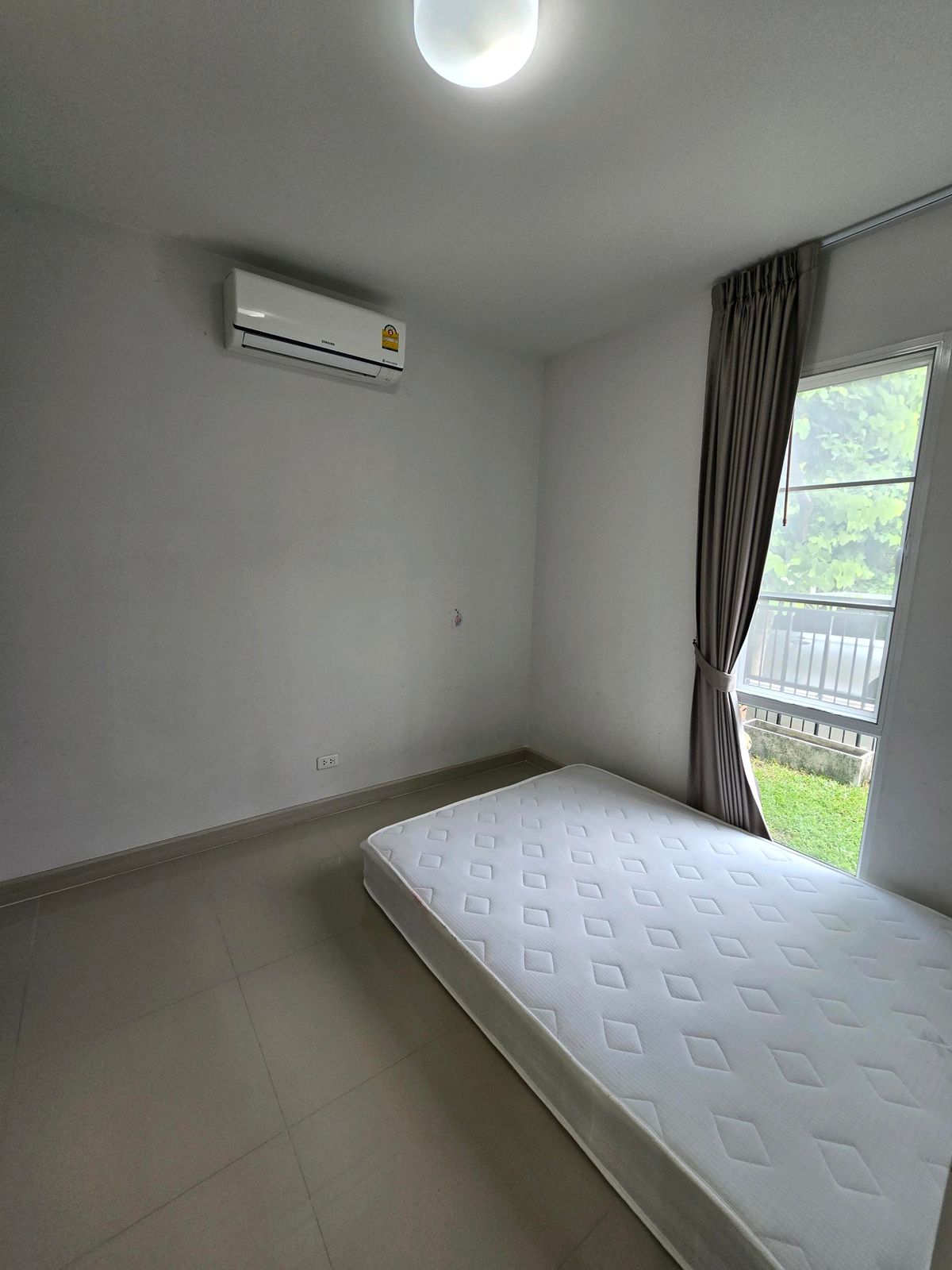 For RentHousePhutthamonthon, Salaya : Twin house, detached house (behind the corner), 4 bedrooms, 3 bathrooms, safe village, there are 24 hours of security. The house is not deep.