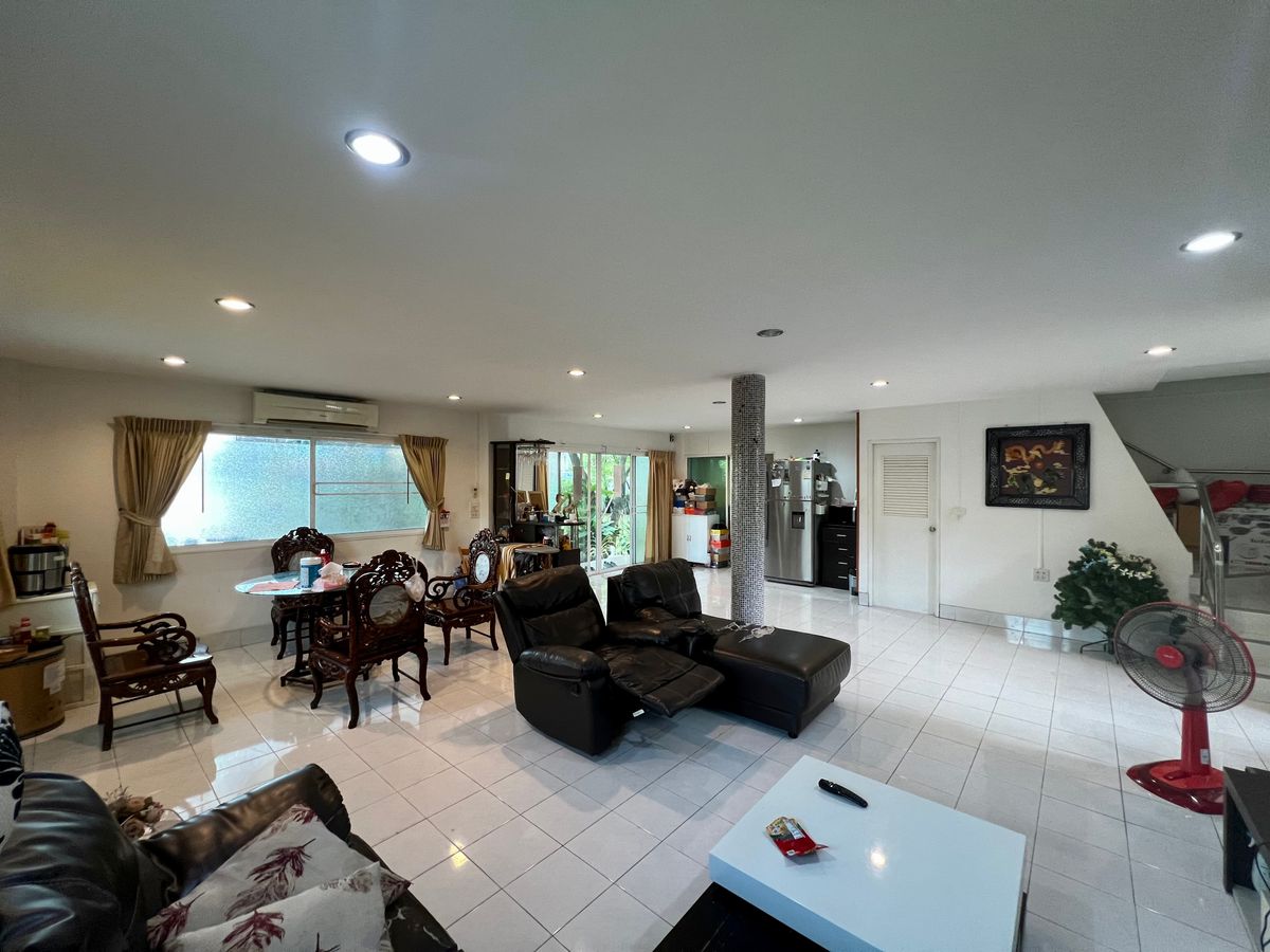 ขายบ้านเกษตร นวมินทร์ ลาดปลาเค้า : ขายบ้านเดี่ยว 3 ชั้น ทำเลทองสุคนธสวัสดิ์ พร้อมพื้นที่สวนขนาดใหญ่ เหมาะสำหรับครอบครัวใหญ่ ใกล้โรงเรียนสตรีวิทยา 2 และสิ่งอำนวยความสะดวกครบครัน