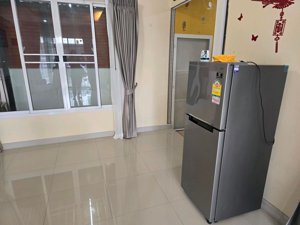 For RentHousePhutthamonthon, Salaya : Twin house, detached house (behind the corner), 4 bedrooms, 3 bathrooms, safe village, there are 24 hours of security. The house is not deep.