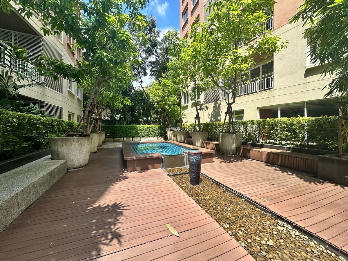 ขายคอนโดสุขุมวิท อโศก ทองหล่อ : ด่วนขายคอนโด 2 ห้องนอน ระเบียงใหญ่ วิวสระ ห้องมุม เงียบสงบเป็นส่วนตัว ยูนิตน้อย