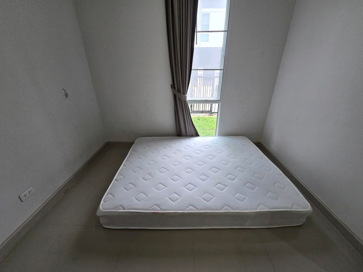 For RentHousePhutthamonthon, Salaya : Twin house, detached house (behind the corner), 4 bedrooms, 3 bathrooms, safe village, there are 24 hours of security. The house is not deep.