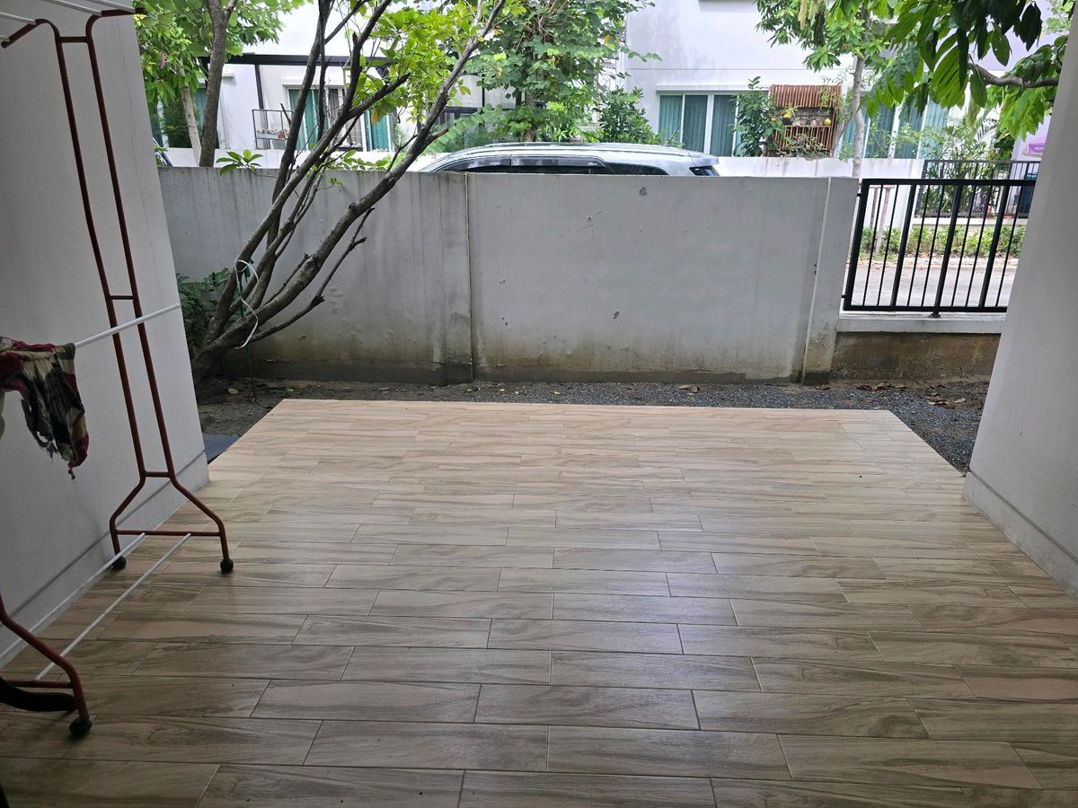 For RentHousePhutthamonthon, Salaya : Twin house, detached house (behind the corner), 4 bedrooms, 3 bathrooms, safe village, there are 24 hours of security. The house is not deep.