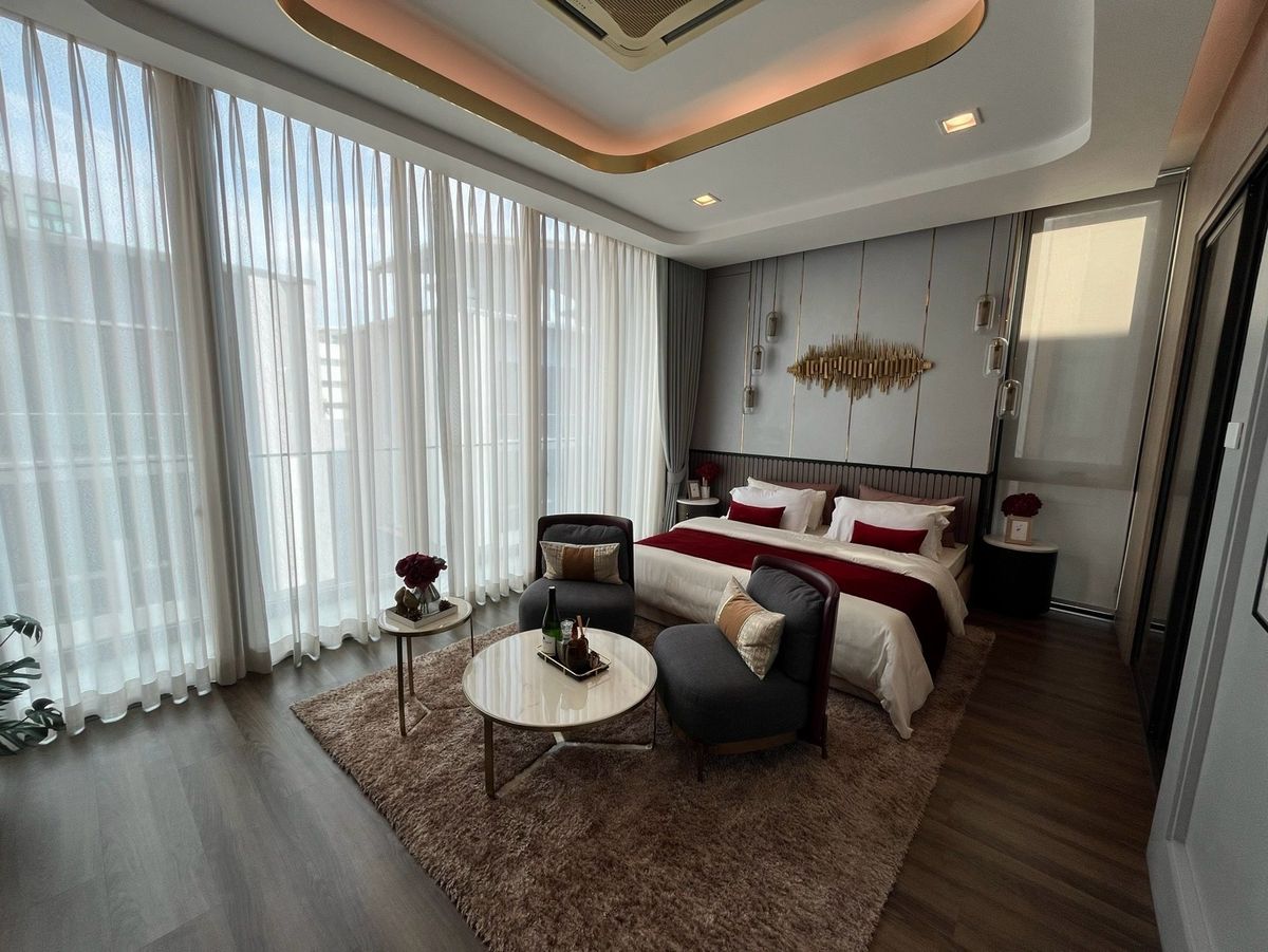 For SaleHome OfficeRamkhamhaeng, Hua Mak : 5 -storey home office for sale with private elevators in Ramkhamhaeng area with 6 parking spaces. Very good location, near Thonglor International School, Ekkamai, Golf Course, Sports Investment Camp today. Worth the long -term. Will buy and rent Or is it 