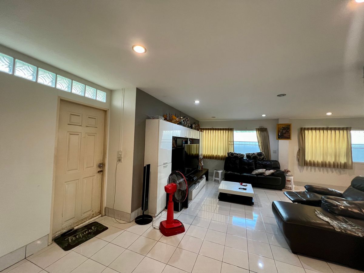 ขายบ้านเกษตร นวมินทร์ ลาดปลาเค้า : ขายบ้านเดี่ยว 3 ชั้น ทำเลทองสุคนธสวัสดิ์ พร้อมพื้นที่สวนขนาดใหญ่ เหมาะสำหรับครอบครัวใหญ่ ใกล้โรงเรียนสตรีวิทยา 2 และสิ่งอำนวยความสะดวกครบครัน