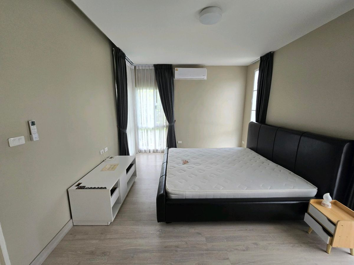 For RentHousePhutthamonthon, Salaya : Twin house, detached house (behind the corner), 4 bedrooms, 3 bathrooms, safe village, there are 24 hours of security. The house is not deep.