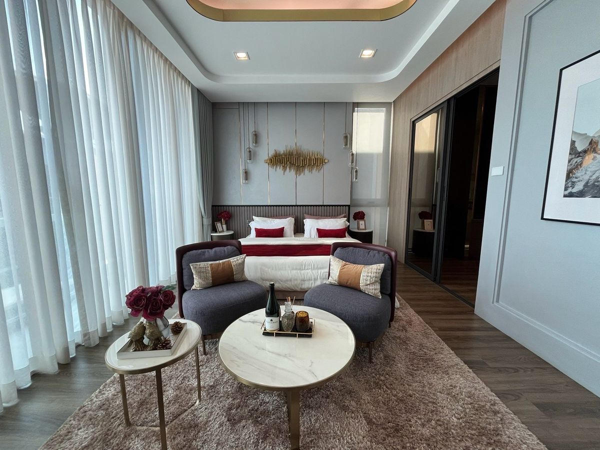 For SaleHome OfficeRamkhamhaeng, Hua Mak : 5 -storey home office for sale with private elevators in Ramkhamhaeng area with 6 parking spaces. Very good location, near Thonglor International School, Ekkamai, Golf Course, Sports Investment Camp today. Worth the long -term. Will buy and rent Or is it 