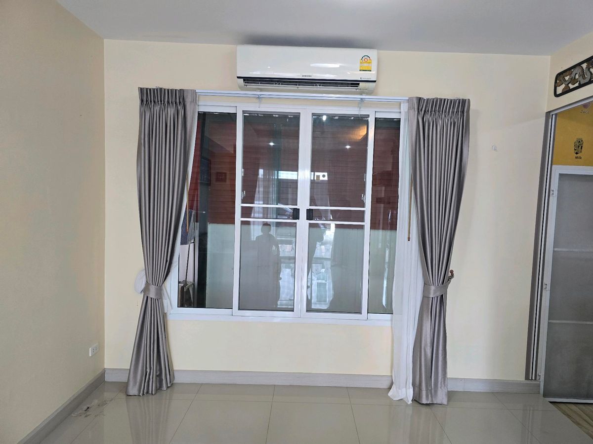 For RentHousePhutthamonthon, Salaya : Twin house, detached house (behind the corner), 4 bedrooms, 3 bathrooms, safe village, there are 24 hours of security. The house is not deep.