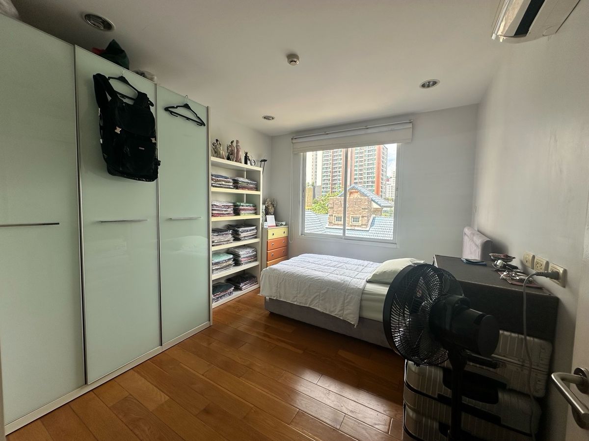 ขายคอนโดสุขุมวิท อโศก ทองหล่อ : ด่วนขายคอนโด 2 ห้องนอน ระเบียงใหญ่ วิวสระ ห้องมุม เงียบสงบเป็นส่วนตัว ยูนิตน้อย