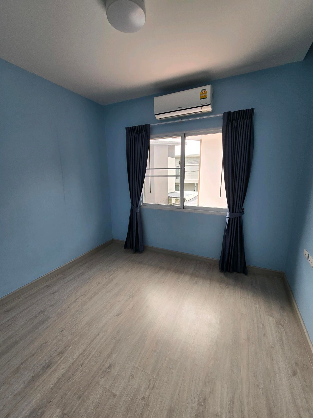 For RentHousePhutthamonthon, Salaya : Twin house, detached house (behind the corner), 4 bedrooms, 3 bathrooms, safe village, there are 24 hours of security. The house is not deep.