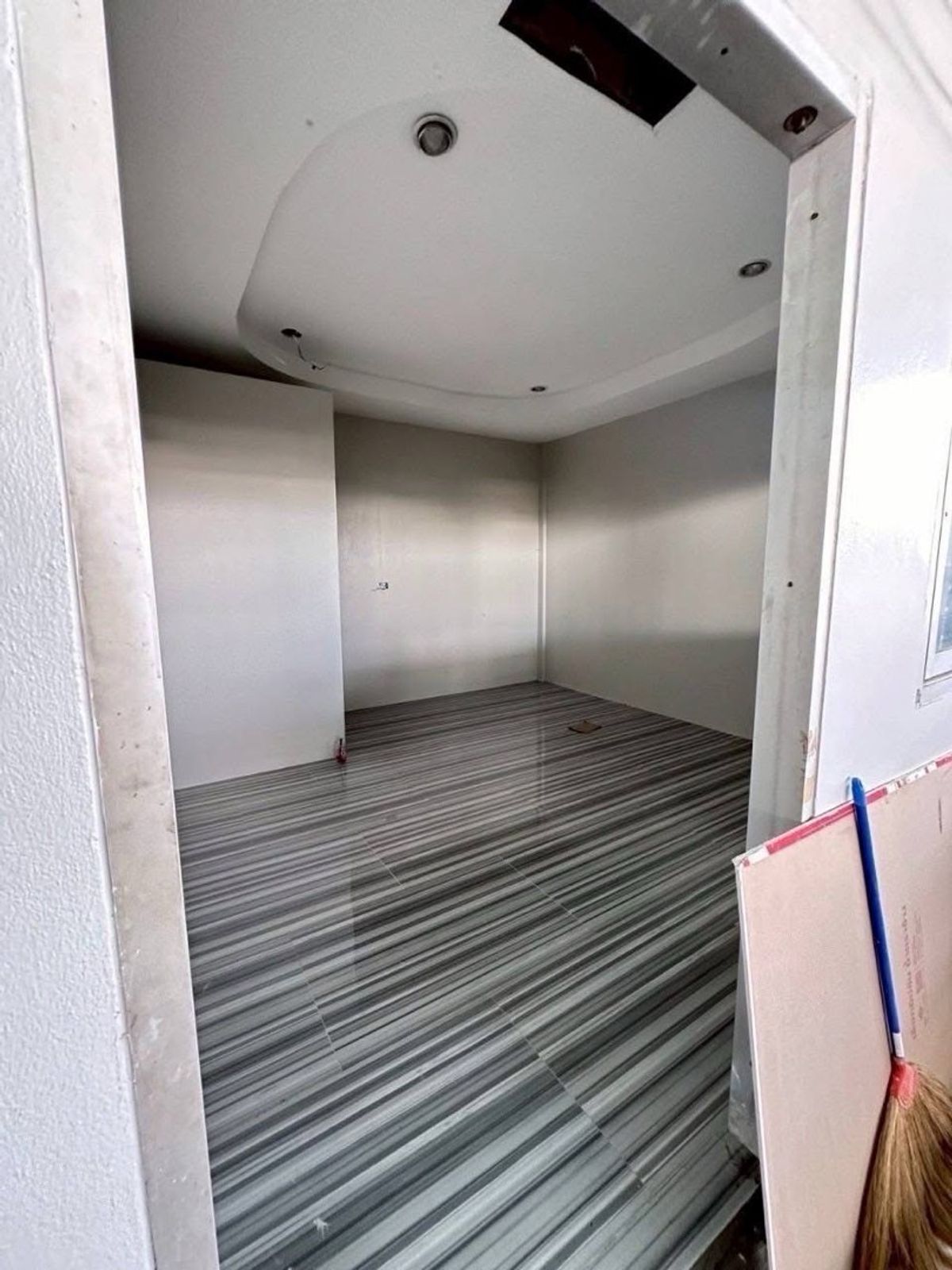 ให้เช่าโกดังสมุทรปราการ สำโรง : ให้เช่า และขาย โกดัง ออฟฟิศ พร้อมที่พักอาศัย บ้านที่ 99/999 บางพลี สมุทรปราการ ใกล้ สนามบินสุวรรณภูมิ นิคมอุตสาหกรรม บางนา-ตราด และทางด่วนชลบุรี รองรับทุกการเติบโตทางธุรกิจ บนทำเลแห่งอนาคต 