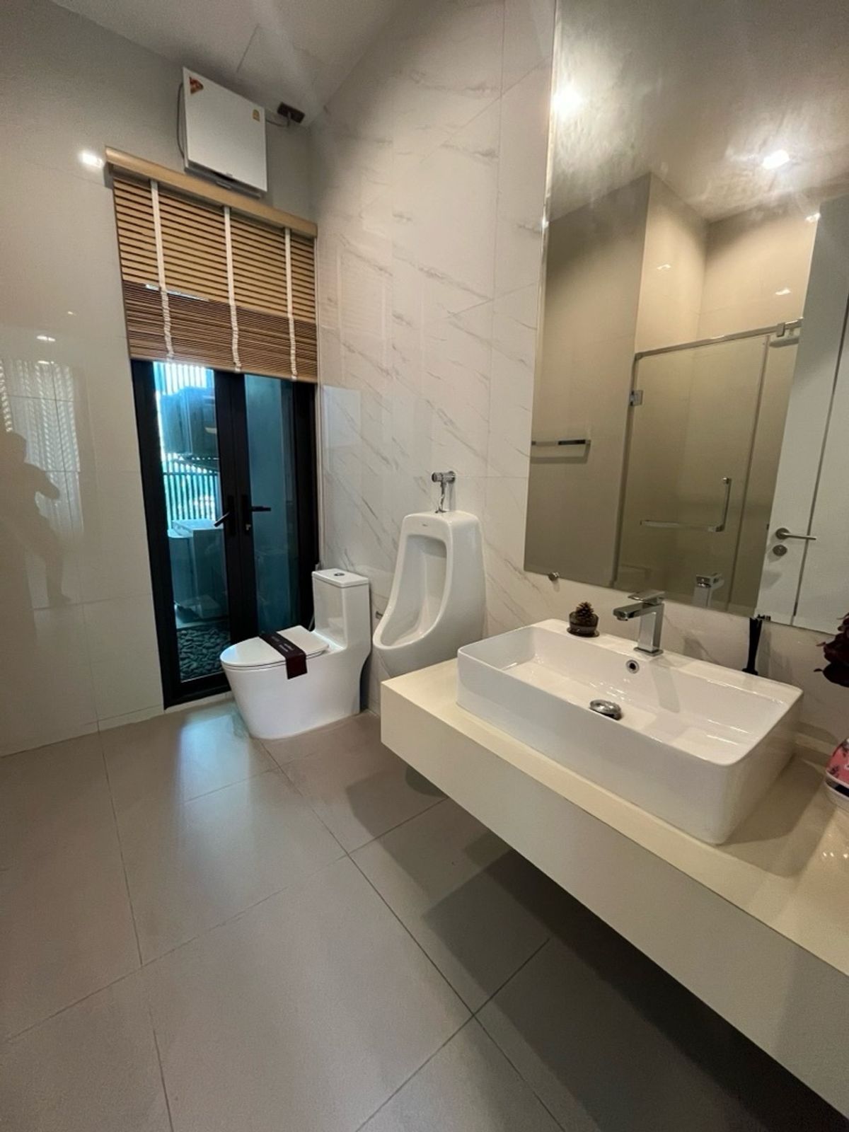 For SaleHome OfficeRamkhamhaeng, Hua Mak : 5 -storey home office for sale with private elevators in Ramkhamhaeng area with 6 parking spaces. Very good location, near Thonglor International School, Ekkamai, Golf Course, Sports Investment Camp today. Worth the long -term. Will buy and rent Or is it 