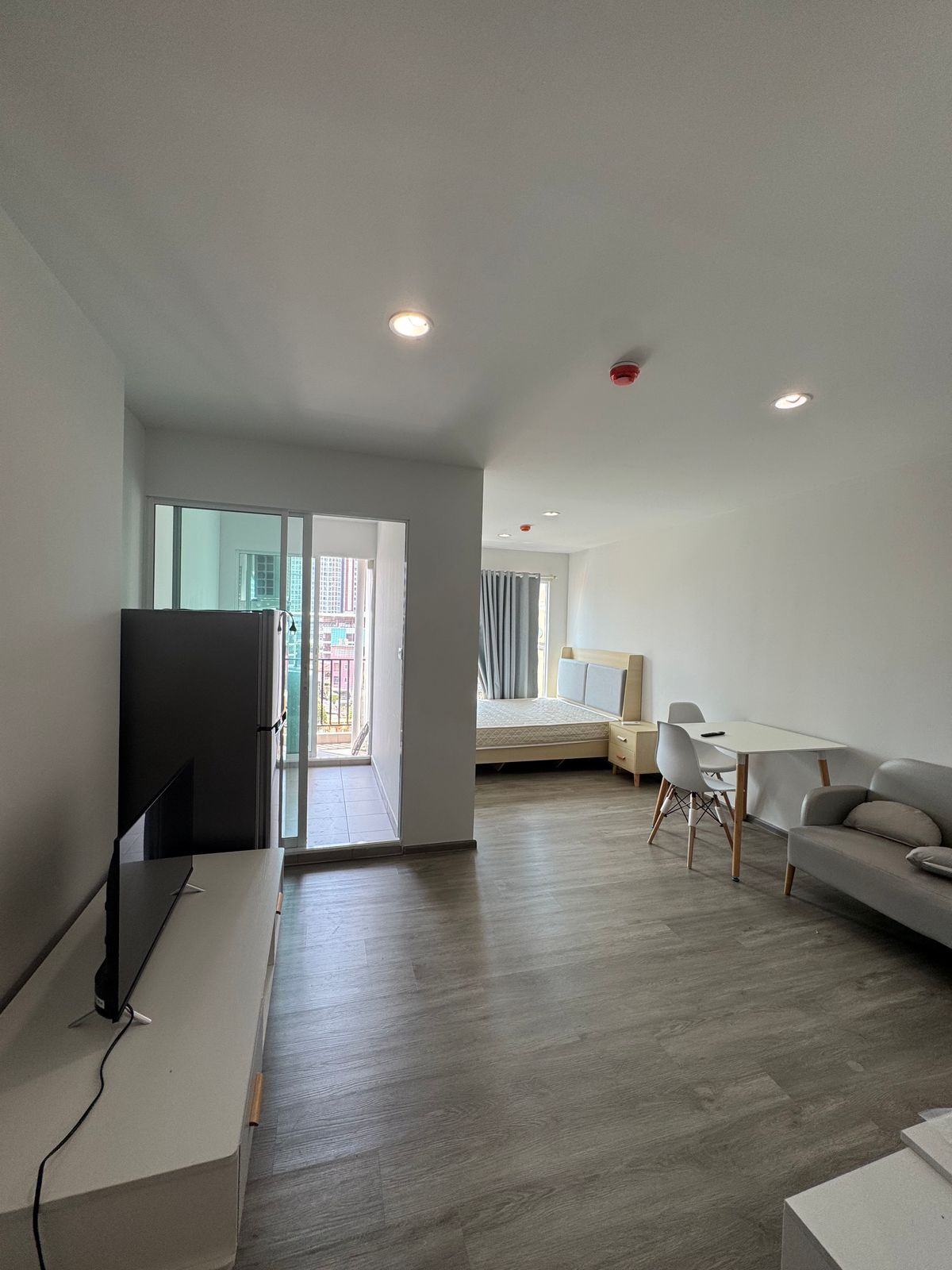 For RentCondoThaphra, Talat Phlu, Wutthakat : Rye Talat Phlu 🚆 BTS Talat Phlu ✅ Available for Rent! 10,000 baht/month 🏢 Studio 30.03 sq.m. Ready to Move-in! Fully Furnished + Electrical Appliances 🚫 No Co-agent