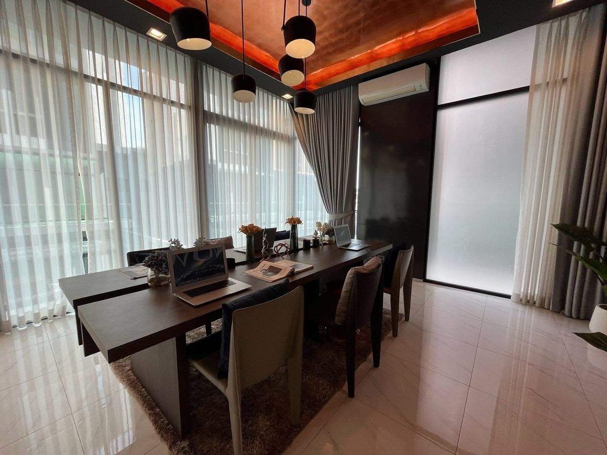 For SaleHome OfficeRamkhamhaeng, Hua Mak : 5 -storey home office for sale with private elevators in Ramkhamhaeng area with 6 parking spaces. Very good location, near Thonglor International School, Ekkamai, Golf Course, Sports Investment Camp today. Worth the long -term. Will buy and rent Or is it 