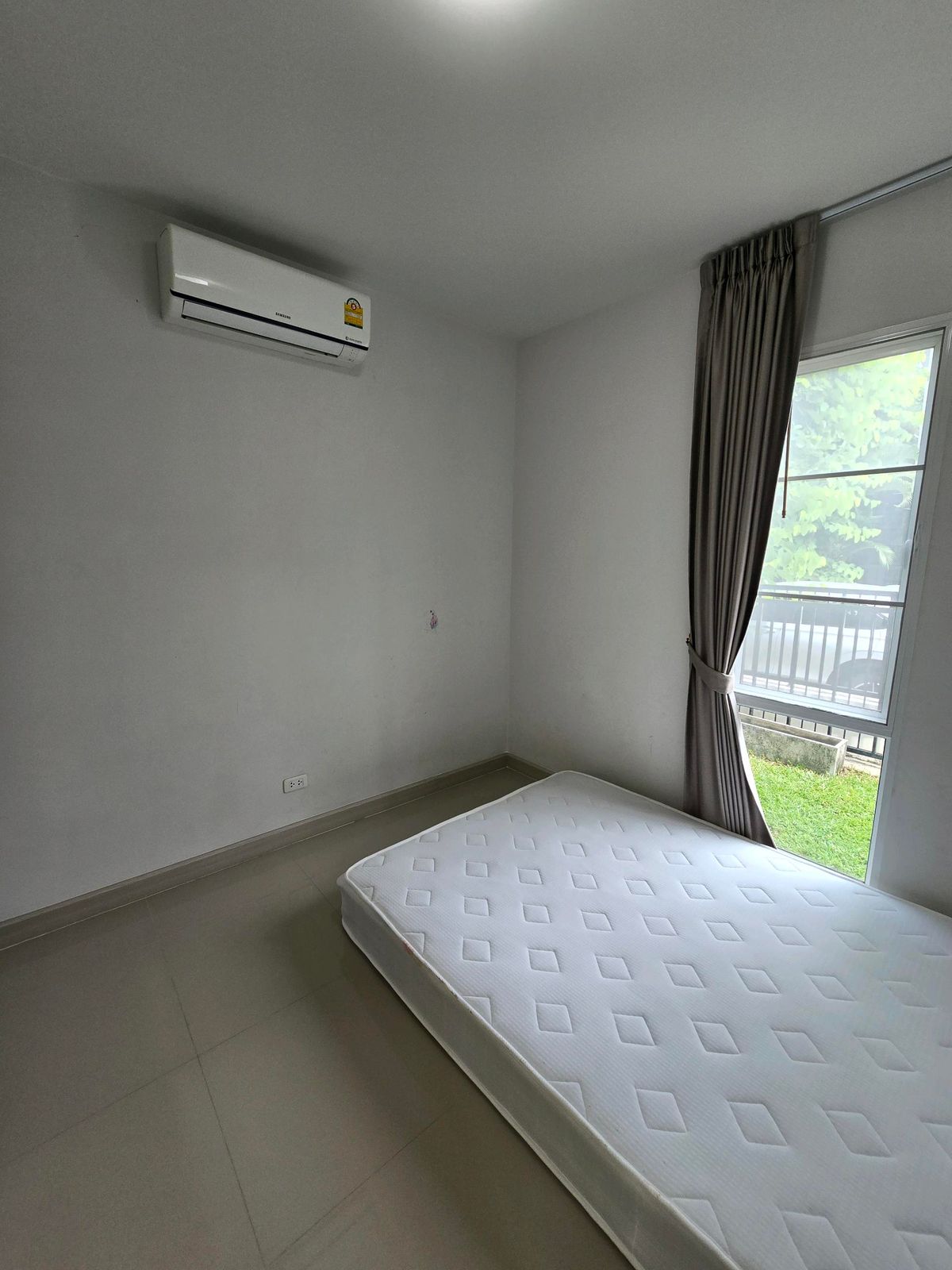 For RentHousePhutthamonthon, Salaya : Twin house, detached house (behind the corner), 4 bedrooms, 3 bathrooms, safe village, there are 24 hours of security. The house is not deep.