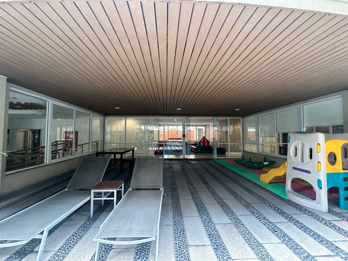 ขายคอนโดสุขุมวิท อโศก ทองหล่อ : ด่วนขายคอนโด 2 ห้องนอน ระเบียงใหญ่ วิวสระ ห้องมุม เงียบสงบเป็นส่วนตัว ยูนิตน้อย