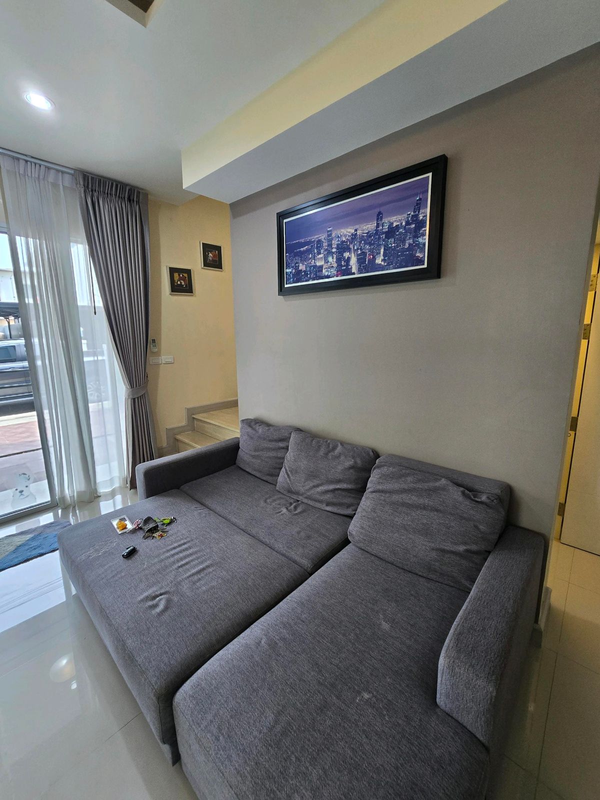 For RentHousePhutthamonthon, Salaya : Twin house, detached house (behind the corner), 4 bedrooms, 3 bathrooms, safe village, there are 24 hours of security. The house is not deep.