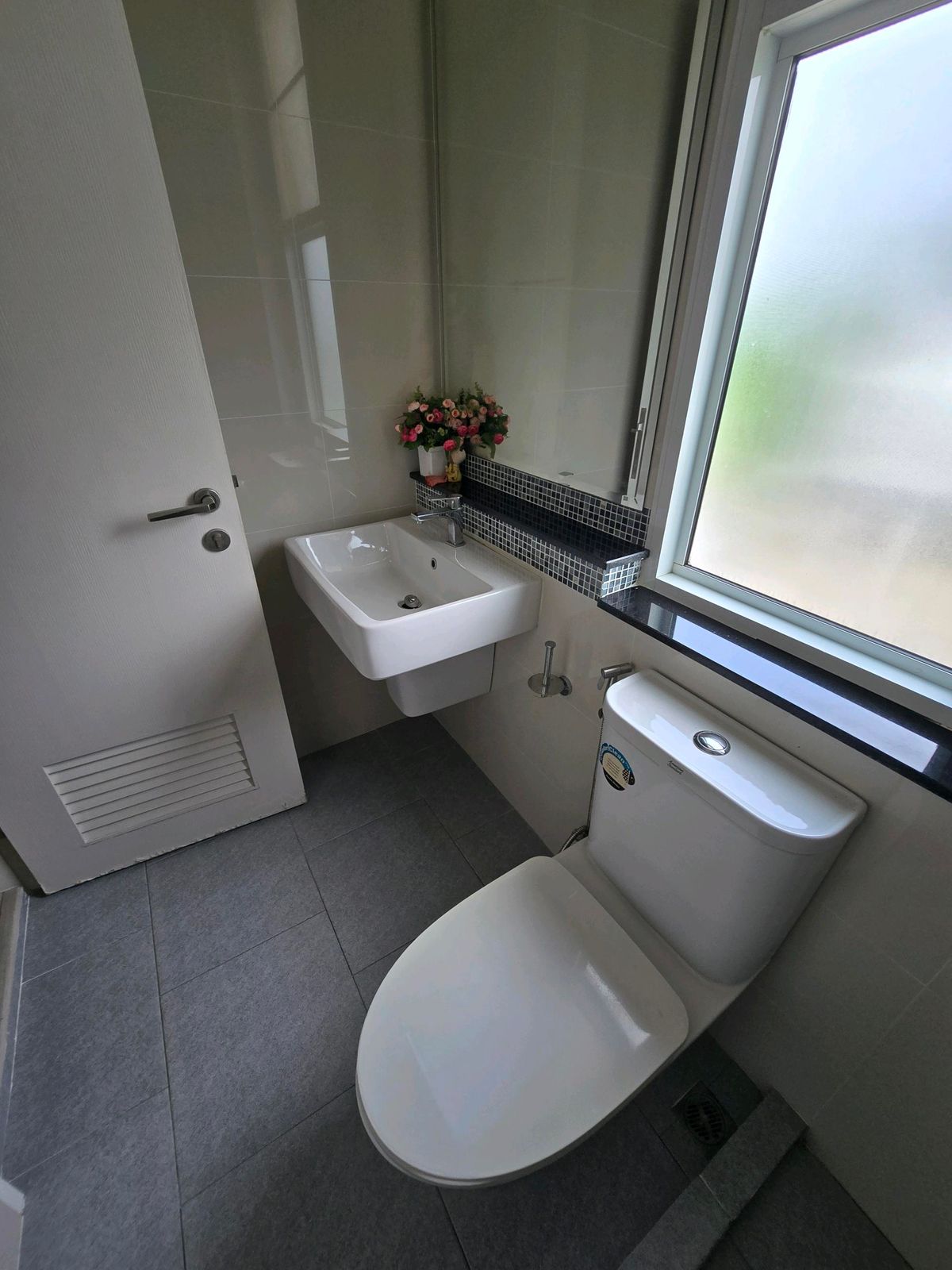 For RentHousePhutthamonthon, Salaya : Twin house, detached house (behind the corner), 4 bedrooms, 3 bathrooms, safe village, there are 24 hours of security. The house is not deep.