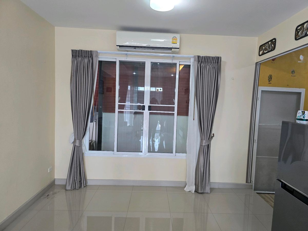 For RentHousePhutthamonthon, Salaya : Twin house, detached house (behind the corner), 4 bedrooms, 3 bathrooms, safe village, there are 24 hours of security. The house is not deep.